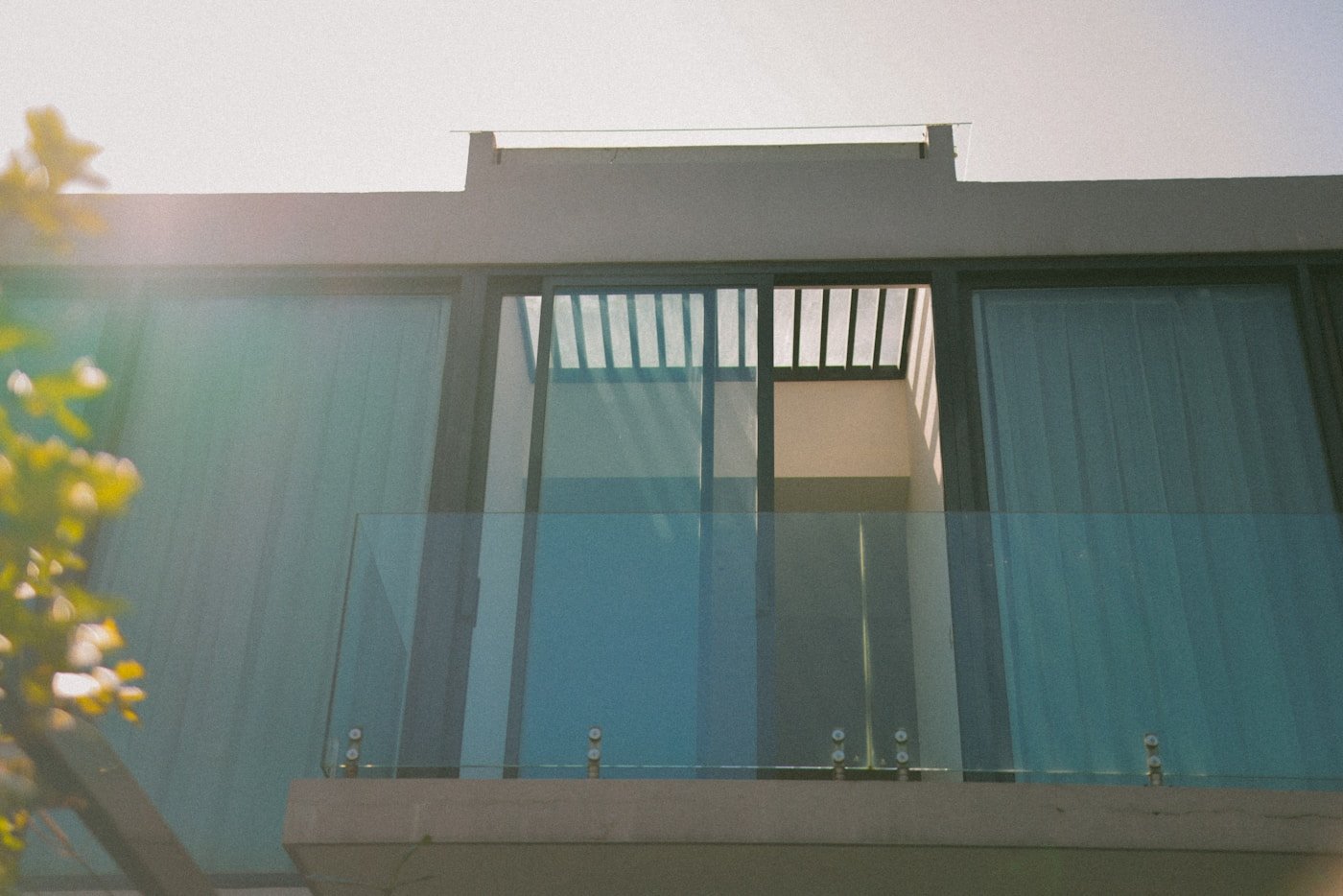 Frameless glass balcony railing system for Q-railing installations